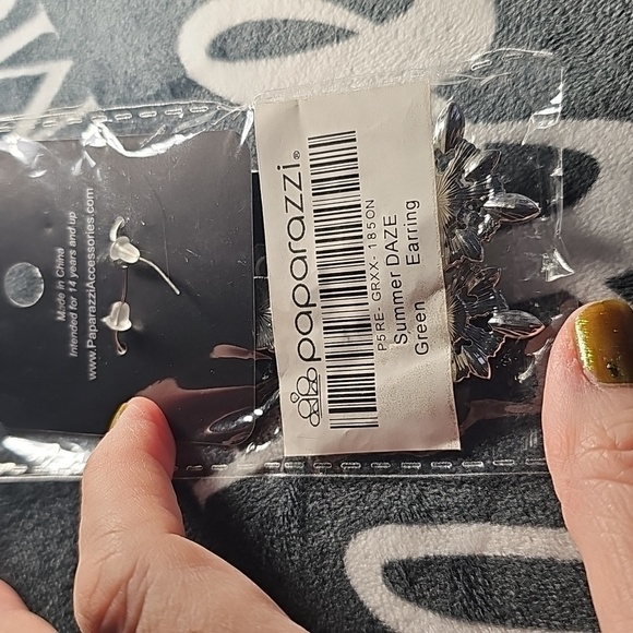 Summer DAZE Green Earrings. Fashion Fix Item No Longer Available - Picture 4 of 4